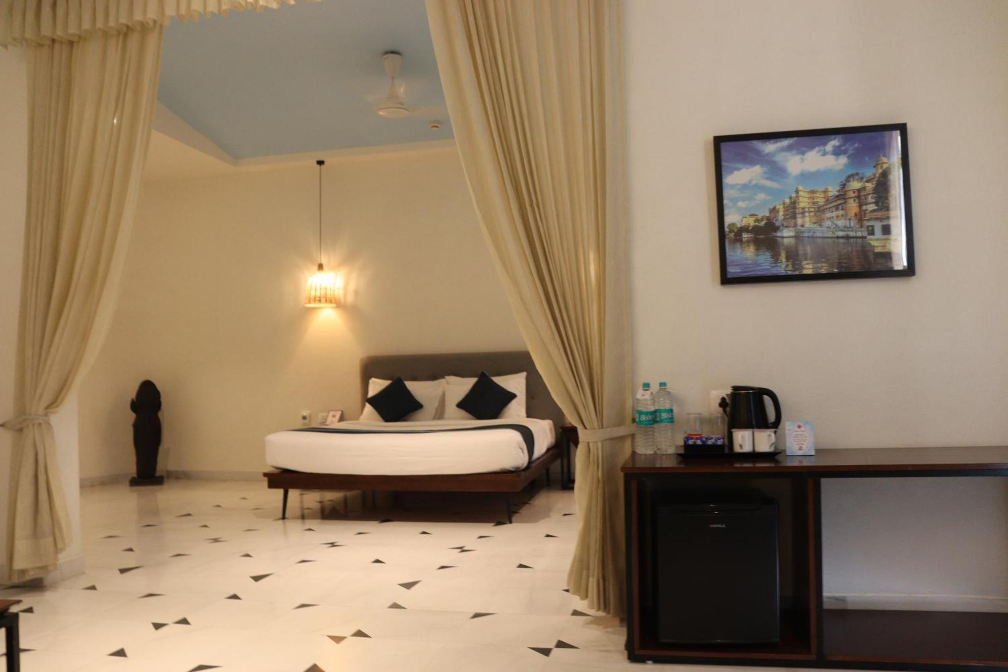 Ramee Royal Resort & Spa - Удайпур Екстериор снимка